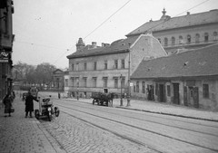 Magyarország, Budapest I., Apród utca az Ybl Miklós tér felé nézve, háttérben a Várkert Kioszk., 1933, Magyar Bálint, villamos, tricikli, Budapest, Fortepan #55600