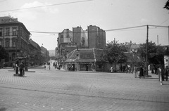 Magyarország, Budapest II., Széna tér, szemben a Retek utca, jobbra a Lövőház utca torkolata., 1932, Magyar Bálint, reklám, kerékpár, borászat, óra, utcakép, rendőr, hirdetőoszlop, újság, tűzfal, lámpaoszlop, kocsma, Budapest, Fortepan #55602