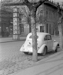 Magyarország, Cegléd, Szabadság tér a Rákóczi út felé nézve. Tatra 57B személygépkocsi., 1959, Fortepan, plakát, csehszlovák gyártmány, Tatra-márka, utcakép, hirdetőoszlop, üzletportál, automobil, rendszám, Tatra 57B, cipőbolt, Fortepan #5562