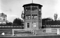 Magyarország, Budapest XIV., Erzsébet királyné útja (Mexikói út sarok), Ügetőpálya. A háttérben az Amizoni Országos Magyar Nőnevelő Intézetet épülete., 1917, Magyar Bálint, lóverseny, Budapest, Fortepan #55635