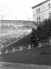 Magyarország, Budapest I., az Esztergomi rondella és a Hadtörténeti Múzeum (Nándor-laktanya) a Lovas útról nézve., 1913, Magyar Bálint, Budapest, Fortepan #55660