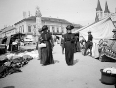 Szerbia, Szabadka, Szabadság tér (ekkor Szent István tér), szemben a Szentháromság-szobor, jobbra a Barátok temploma (ferences templom) tornyai., 1911, Magyar Bálint, piac, szobor, szentháromság szobor, Fortepan #55729