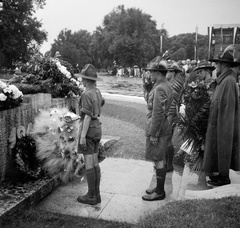 Magyarország, Budapest XIV., Hősök tere. A gödöllői 4. Nemzetközi Cserkész Világtalálkozó (Jamboree) résztvevői koszorúznak a Hősök emlékkövénél., 1933, Magyar Bálint, zászló, emlékmű, cserkész, Budapest, Fortepan #55752