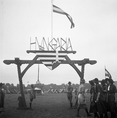 Hollandia, Vogelenzang, 5. Nemzetközi Cserkész Világtalálkozó (Jamboree), a magyar tábor kapuja., 1937, Magyar Bálint, zászló, kapu, címer, cserkész, ékírás, Hungaria, nemzeti jelkép, Fortepan #55757