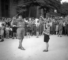 Hollandia, Vogelenzang, Kerkweg 1., Nagyboldogasszony-templom (Onze-Lieve-Vrouw ten Hemelopnemingkerk). A felvétel az 5. Nemzetközi Cserkész Világtalálkozó (Jamboree) alkalmával készült., 1937, Magyar Bálint, egyenruha, életkép, kisfiú, csoportosulás, cserkész, fúvószenekar, karmester, Fortepan #55767