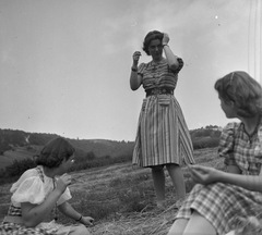 Magyarország, Nagykovácsi, Budai-hegység, Nagy-Szénás., 1939, Magyar Bálint, kirándulás, karóra, zokni, hölgy, karkötő, nyári ruha, Fortepan #55785