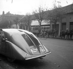 Szlovákia, Komárom, Lehár utca (Lehárova ulica), ekkor Baross utca, Tatra T-77 személygépkocsi., 1939, Magyar Bálint, területgyarapodás, csehszlovák gyártmány, Tatra-márka, automobil, rendszám, Tatra 77, országjelzés, Fortepan #55803