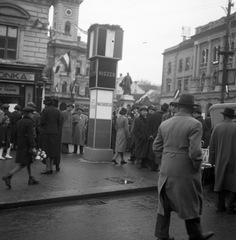 Szlovákia, Komárom, Klapka György tér (námestie generála Klapku) a Megye utca (Zupná ulica) saroktól nézve, háttérben balra a Városháza., 1938, Magyar Bálint, területgyarapodás, emlékmű, neoreneszánsz, középület, jelzőtábla, Klapka György-ábrázolás, Róna József-terv, Gerstenberger Ágost-terv, Arvé Károly-terv, Fortepan #55811