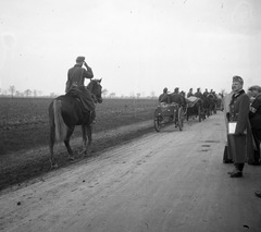 Szlovákia, Komárom és Ógyalla közötti út a magyar csapatok bevonulása idején. Jobbra Hennyey Gusztáv vezérőrnagy, az 5. gyalogdandár parancsnoka., 1938, Magyar Bálint, területgyarapodás, térkép, lovaskocsi, lovas, karszalag, gulyáságyú, Bocskai sapka, Fortepan #55813