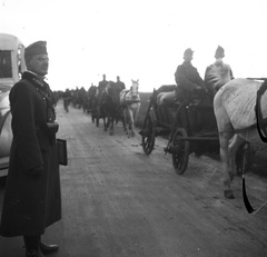 Szlovákia, Komárom és Ógyalla közötti út a magyar csapatok bevonulása idején. Balra Hennyey Gusztáv vezérőrnagy, az 5. gyalogdandár parancsnoka., 1938, Magyar Bálint, területgyarapodás, lovaskocsi, katona, Bocskai sapka, Fortepan #55814