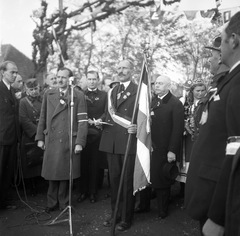 Slovakia, Hurbanovo, a felvétel a magyar csapatok bevonulása idején készült. Rádióközvetítés az ünnepségekről, bal szélen karszalaggal dr. Koncz Sándor Rádió főtitkára, mögötte jobbra Jaross Andor a felvidéki ügyek tárca nélküli minisztere., 1938, Magyar Bálint, territorial gain, flag, microphone, speech, armband, sash, Fortepan #55820