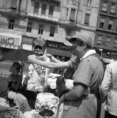 Magyarország, Budapest VIII., Blaha Lujza tér, matyó kézimunkaárusok kirakodóvására. Az első Leánycserkész Világtalálkozó résztvevői kiránduláson., 1939, Magyar Bálint, népviselet, Budapest, Fortepan #55838