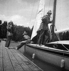 Magyarország, Balatonkenese, a Székesfővárosi tisztviselők üdülőtelepének (később Honvéd üdülő) vitorláskikötője., 1941, Magyar Bálint, hajó, vitorláshajó, esőkabát, Fortepan #55885