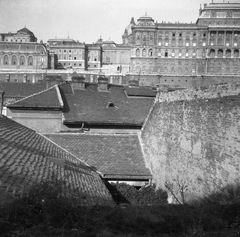 Magyarország, Tabán, Budapest I., a házak teteje felett a Lovarda, a főőrségi épület és a Királyi Palota (később Budavári Palota), a Gellérthegy utca felől nézve., 1933, Magyar Bálint, Budapest, Fortepan #55905