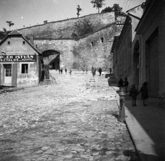 Magyarország, Eger, Tinódi Sebestyén (XI. Ince pápa) tér, szemben a Vár. Balra Pléh István aztalos géperőre berendezett üzeme., 1937, Magyar Bálint, cégtábla, utcakép, életkép, asztalos, nyomóskút, Fortepan #55938