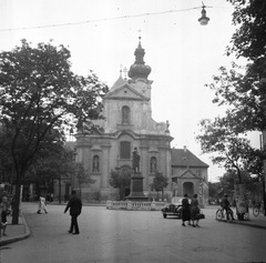 Magyarország, Győr, Bécsi kapu (Erzsébet) tér, Karmelita templom, előtte Kisfaludy Károly szobra., 1939, Magyar Bálint, kerékpár, templom, szobor, utcakép, életkép, hirdetőoszlop, barokk-stílus, automobil, Kisfaludy Károly-ábrázolás, Kármeliták, Fortepan #55947