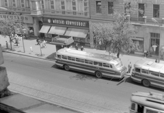 Magyarország, Budapest VII., Erzsébet (Lenin) körút első háztömbje a Rákóczi út és a Dohány utca között a páratlan oldalon., 1962, Fortepan, autóbusz, cégtábla, utcakép, életkép, könyvesbolt, étterem, Ikarus-márka, villamos, buszmegálló, trafik, Ikarus 66, lámpaoszlop, Budapest, Fortepan #5600