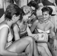 Hungary, Budapest XI., Tesla táskarádión hallgatják a híreket a Gellért Gyógyfürdő vendégei., 1962, Rádió és Televízió Újság, Mikó László, bathing suit, radio, portable radio, Budapest, Fortepan #56088