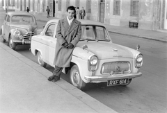 Magyarország, Budapest V., Apáczai Csere János utca. Az előtérben egy Ford Prefect (jobb-kormányos) személygépkocsi., 1960, Fortepan, portré, Skoda-márka, Ford-márka, automobil, Skoda 1101/1102 Tudor, rendszám, Ford Prefect, Budapest, Fortepan #5611