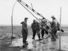 Hungary, Szigetszentmiklós, a lakihegyi 314 méter magas antennatorony újjáépítése, tartókötelek rögzítése., 1946, Rádió és Televízió Újság, worker, Fortepan #56133