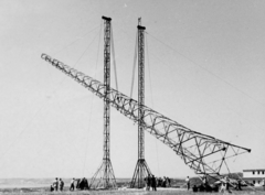 Magyarország, Diósd, helyére emelik a háromszög antennát., 1949, Rádió és Televízió Újság, Sin Lajos, építkezés, rádió, antenna, Fortepan #56148