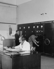 Magyarország, Szigetszentmiklós, a lakihegyi adóállomás energiaellátó központja., 1943, Rádió és Televízió Újság, íróasztal, tűzoltó készülék, Standard Villamossági, Fortepan #56168