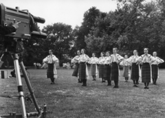 Magyarország, Margitsziget, Budapest, a Magyarországi Nemzetiségek Központi Táncegyüttese. A TV Ki mit tud? - klubjának felvétele., 1974, Rádió és Televízió Újság, népviselet, Magyar Televízió, Fortepan #56179