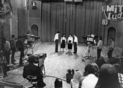 Magyarország, Budapest V., MTV stúdió, Ki mit tud? Capella quartett., 1983, Rádió és Televízió Újság, filmoperatőr, stúdió, Magyar Televízió, tévékamera, Budapest, tehetségkutató, Fortepan #56180