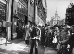 Magyarország, Budapest V., Ferenciek tere (Felszabadulás tér) a Kígyó utca torkolatánál. A Magyar Rádió Napközben című műsorának riportere Rózsa Péter., 1980, Rádió és Televízió Újság, Szalay Zoltán, templom, kirakat, mikrofon, barokk-stílus, csoportosulás, katolikus, hangszóró, Budapest, Magyar Rádió, Modellház, Ruházati Bolt Vállalat, Ferences rend, Fortepan #56206