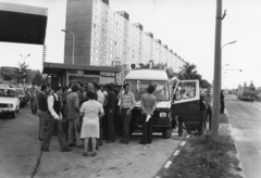 Magyarország, Újpalota, Budapest XV., Nyírpalota (Hevesi Gyula) út 21., benzinkút. A Csúcsforgalom című rádióműsor közvetítése., 1981, Rádió és Televízió Újság, Majorosi Attila, autóbusz, lakótelep, Ikarus-márka, automobil, furgon, Budapest, Ikarus 280, Fortepan #56207