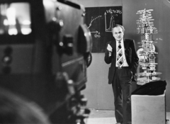 Magyarország, Budapest, Marx György fizikus professzor, az MTV Jövőnk titkai című tévéműsor első részének felvételén., 1981, Rádió és Televízió Újság, Sárospataki Györgyi, Magyar Televízió, Fortepan #56238