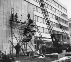 Magyarország, Budapest VIII., a Magyar Rádió Pollack Mihály téri székháza. Somogyi József szobrászművész bronz reliefjének felhelyezése (1969)., 1969, Rádió és Televízió Újság, szobor, Budapest, Magyar Rádió, Fortepan #56242