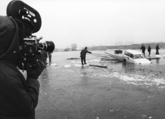 Magyarország,Balaton, Keszthely, a TV Híradó operatőre a jég alá süllyedt Trabant kiemeléséről készít felvételt., 1982, Rádió és Televízió Újság, Várkonyi Péter, Trabant-márka, baleset, filmkamera, Magyar Televízió, Fortepan #56288