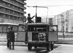 Magyarország, Budapest IX., Üllői út a Dési Huber utca torkolatánál. Rádiós és Televíziós vételi zavarok okozóit derítik fel a Posta zavarvizsgáló üzemének szakemberei., 1972, Rádió és Televízió Újság, Bajkor József, Budapest, antenna, műhelykocsi, szerelés, Fortepan #56343