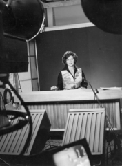 Magyarország, Budapest V., MTV stúdió, Kertész Zsuzsa tévébemondó., 1973, Rádió és Televízió Újság, Magyar Televízió, Budapest, bemondó, műterem, Fortepan #56359