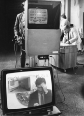 Hungary, Budapest V., a TV Híradó stúdiója, súgógép. A monitoron Elek János műsorvezető., 1982, Rádió és Televízió Újság, Hungarian TV, Budapest, Fortepan #56366