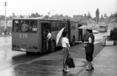 Románia,Erdély, Kolozsvár, Strada Alba Iulia a Piata Baba Novac felől nézve., 1989, tm, jármű, autóbusz, csuklós busz, napernyő, esernyő, Ikarus-márka, beszélgetés, Fortepan #5639