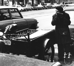 Magyarország, Budapest VI., Teréz (Lenin) körút, szemben jobbra a Zichy Jenő utca torkolata., 1977, Rádió és Televízió Újság, Rózsavölgyi Gyöngyi, motorkerékpár, utcakép, Zaporozsec-márka, rádió, szódás, szódásüveg, automobil, Budapest, Fortepan #56440