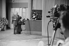 Hungary, Budapest V., MTV stúdió, Salamon Béla színművész., 1962, Rádió és Televízió Újság, Hungarian TV, television camera, Budapest, Pye-brand, hat in hand, reception, janitor, Fortepan #56449