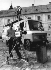 Magyarország,Balaton, Tihany, az MTV közvetítőkocsija a Bencés Apátság előtt. Dubovitz Péter operatőr., 1980, Rádió és Televízió Újság, Mercedes-márka, rendszám, Magyar Televízió, bencés rend, Fortepan #56467