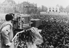 Magyarország, Budapest XIV., Hősök tere, az 1957. május 1-i nagygyűlés közvetítése. Hivatalosan ekkor indult a Magyar Televízió nyilvános adása., 1957, Rádió és Televízió Újság, tömeg, Lenin-ábrázolás, május 1, fejhallgató, Magyar Televízió, tévékamera, Karl Marx-ábrázolás, Friedrich Engels-ábrázolás, Budapest, dísztribün, Pye-márka, Fortepan #56512