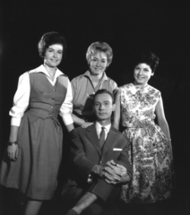 Magyarország, Takács Marika, Lénárd Judit, Tamási Eszter, Varga József tévébemondók., 1967, Rádió és Televízió Újság, Magyar Televízió, bemondó, átvetett láb, összekulcsolt kéz, Fortepan #56545