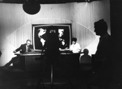 Magyarország, Budapest V., MTV stúdió, Egressy István és Hódos Judit tévébemondók., 1972, Rádió és Televízió Újság, Magyar Televízió, Budapest, televíziózás, tévékamera, sziluett, Fortepan #56553