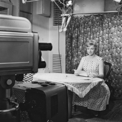 Magyarország, Budapest V., az MTV stúdiója, Lénárd Judit tévébemondó. Fent Neumann Gefell CMV563 mikrofonok., 1965, Rádió és Televízió Újság, mikrofon, Magyar Televízió, tévékamera, csipke, Budapest, bemondó, Fortepan #56556