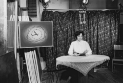 Magyarország, Budapest V., az MTV stúdiója. Lénárd Judit tévébemondó., 1965, Rádió és Televízió Újság, óra, mikrofon, díszletháttér, Magyar Televízió, Budapest, bemondó, Fortepan #56557