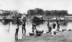 Guinea,Mali, ma önálló állam (ekkor Francia-Nyugat-Afrika gyarmat része) / ma önálló állam (ekkor Francia-Szudán). Mosás a Niger folyó partján., 1927, Balassa Péter, csónak, mosás, színesbőrű, afrikai bennszülött, egzotikum, Fortepan #56613