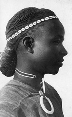 Mali,Burkina Faso, ma önálló állam (ekkor Francia-Szudán) / (ekkor Felső-Volta). Dogon népcsoporthoz tartozó fiatal férfi., 1927, Balassa Péter, portré, nő, nyaklánc, hajviselet, ékszer, arc profil, színesbőrű, afrikai bennszülött, egzotikum, Fortepan #56615