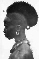 Guinea, ma önálló állam (ekkor Francia-Nyugat-Afrika gyarmat része). Fulbe népcsoporthoz tartozó nő., 1927, Balassa Péter, portré, nő, nyaklánc, hajviselet, ékszer, fülbevaló, arc profil, színesbőrű, afrikai bennszülött, Fortepan #56620