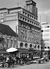 Horvátország, Zágráb, Jellasics bán tér (Trg bana Josipa Jelačića)., 1936, Balassa Péter, felirat, piac, szálloda, villamos, kordé, Dionis Sunko-terv, Rudolf Jungmann-terv, Fortepan #56639