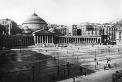 Italy, Naples, Piazza del Plebiscito, San Francesco di Paola bazilika., 1924, Balassa Péter, church, genre painting, lamp post, dome, pediment, colonnade, Neoclassical architecture, Charles III of Spain-portrayal, Pietro Bianchi-design, Fortepan #56650